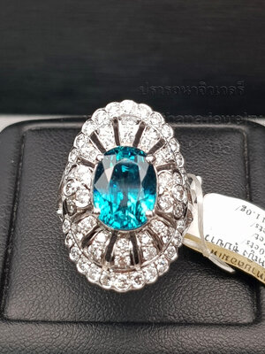 แหวนหน้าโล่เพทายประดับเพชร