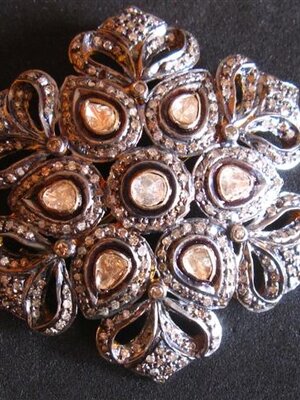 เข็มกลัดเพชรซีกรูปดอกไม้ 6 กลีบ