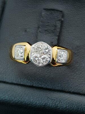 แหวนเพชรกระจุกกลางบ่าเพชร