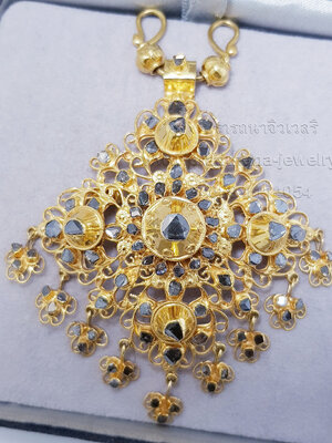 จี้อุบะเพชรซีกห้ายอด