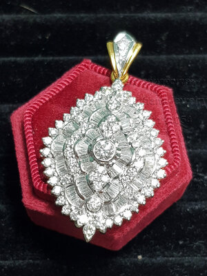 จี้เพชรทรงข้าวหลามตัด