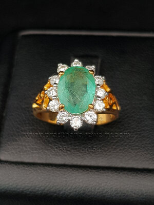 แหวนมรกตล้อมเพชร