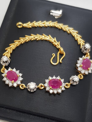 สร้อยข้อมือทับทิมล้อมเพชร