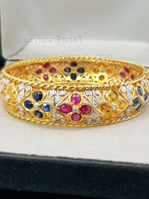 กำไลพลอยดอกไม้สามสีประดับเพชร **จองแล้ว**