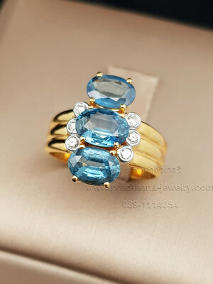 แหวนไพลินสามเม็ดบ่าเพชร