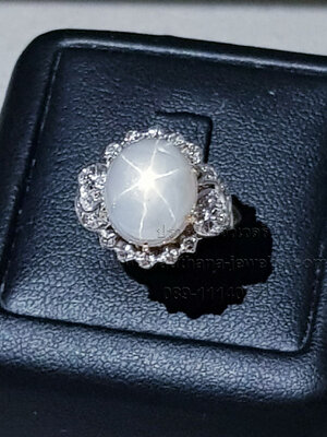 แหวนโบราณนิหล่าสตาร์ประดับเพชร