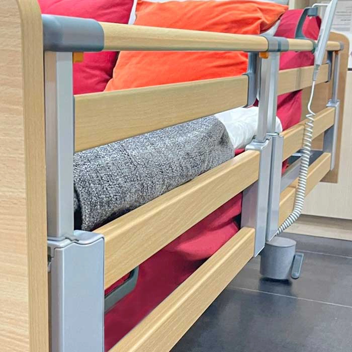 ชุดเตียงคนป่วยไฟฟ้า LIBRA จากประเทศเยอรมัน (เตียงปรับต่ำสุด 25 cm.) ราวกั้นเตียง 2 ตอน แบบเต็มเตียง + พร้อมที่นอนโฟมป้องกันแผลกดทับ MERCURY หนา 15 ซม. จากประเทศอังกฤษ + ชุดผ้าปูที่นอน